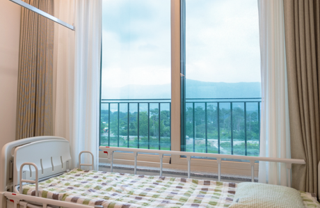 바깥 풍경이 보이는 입원실