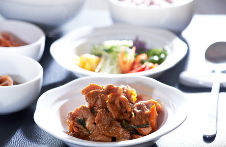 잘 차려진 음식의 사진